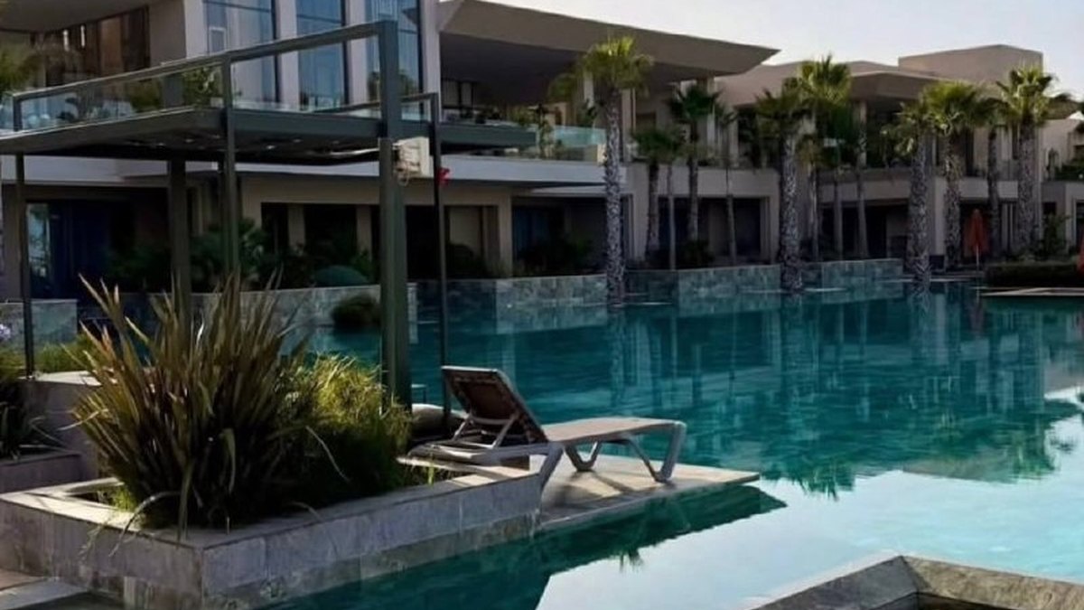 Riu Palace Phuket с высоты: белые корпуса, бассейны и пляж Май-Кхао