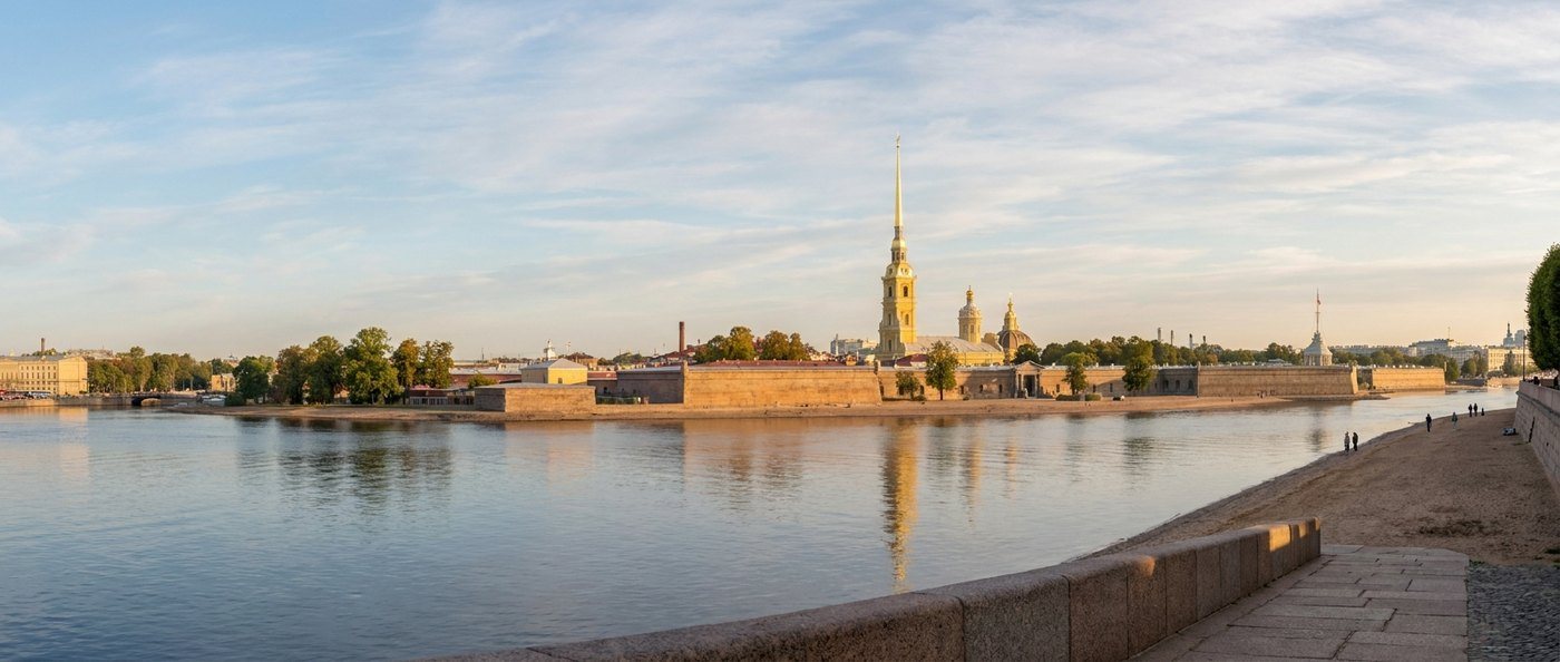 Петропавловская крепость и Нева в Санкт-Петербурге
