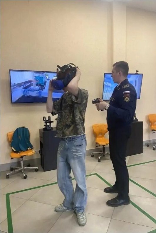 Школьник пробует тренажёр виртуальной реальности в вузе
