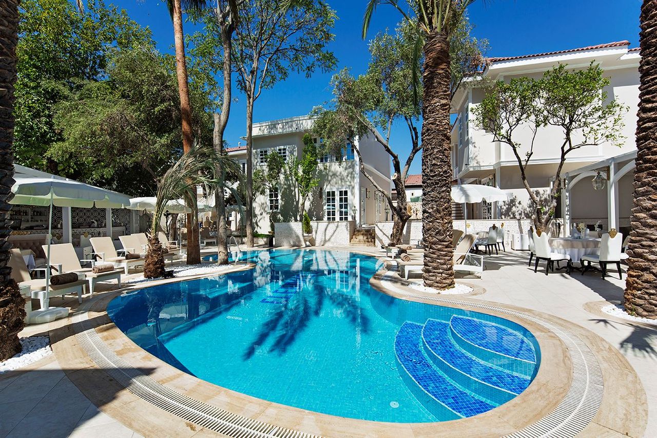 Elegance East Hotel
