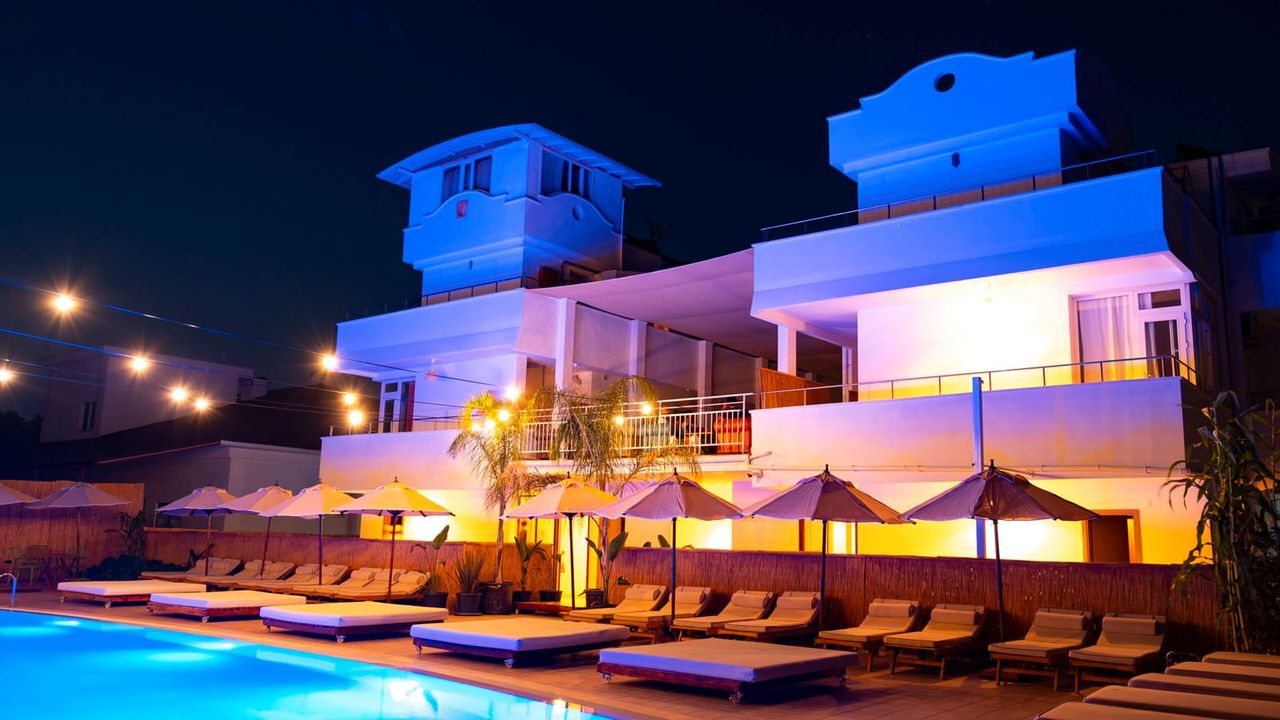 Esquire Hotels & Lounges