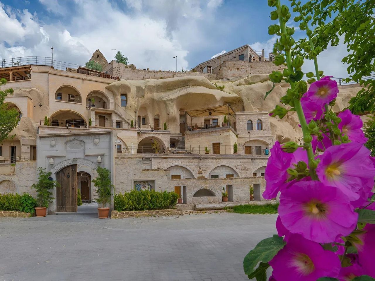 Hera Cave Suites