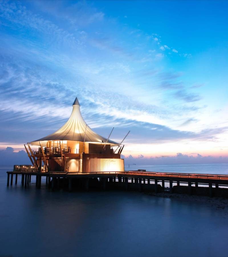 Baros Maldives: ресторан The Lighthouse у лагуны