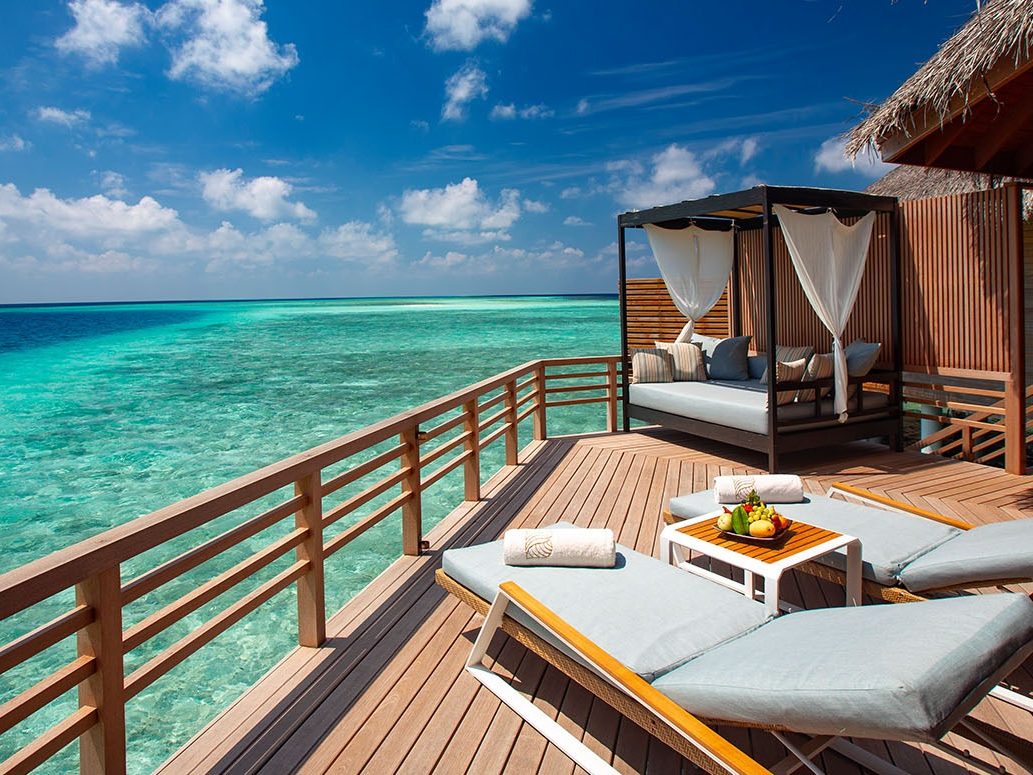 Терраса Water Villa в Baros Maldives