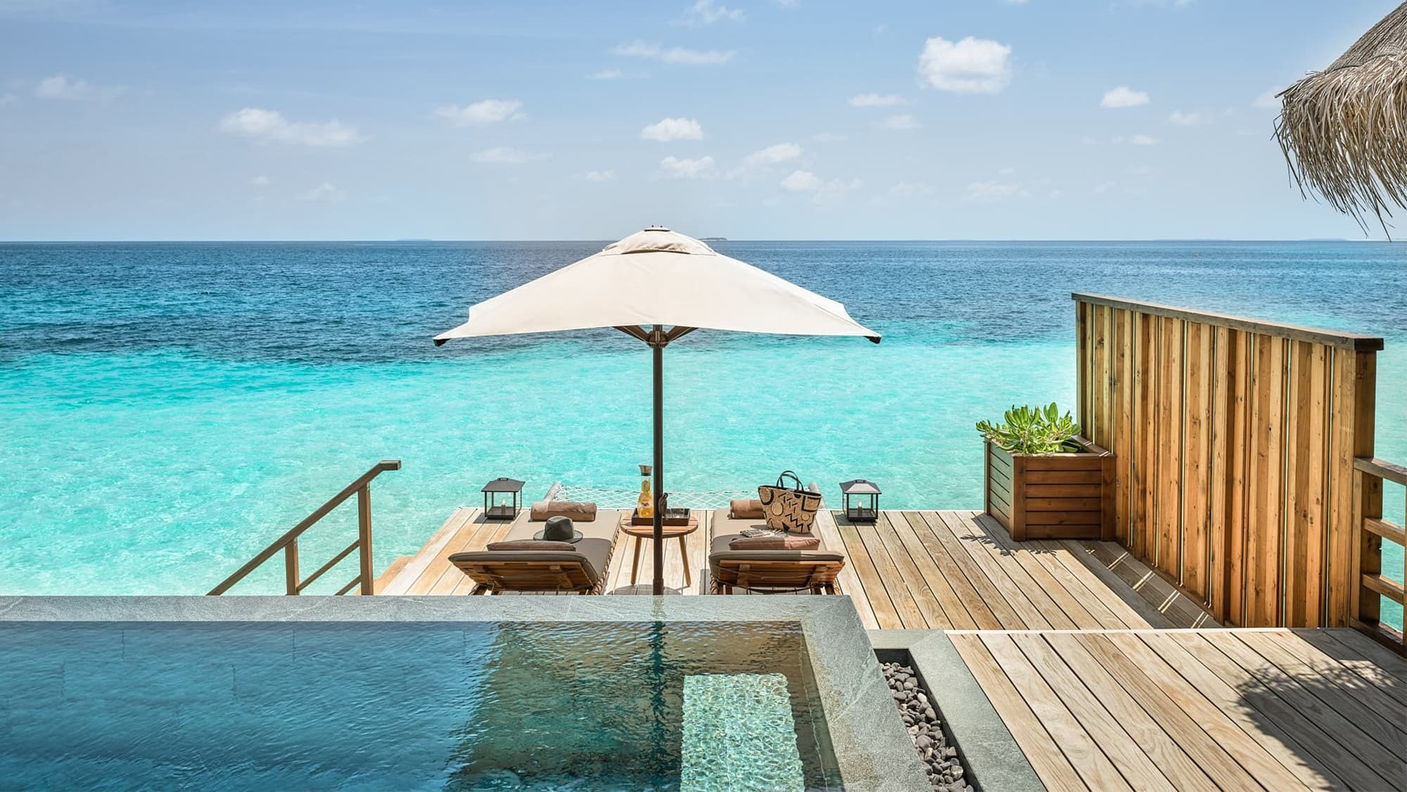 JOALI Maldives: терраса Water Villa with Pool с видом на лагуну