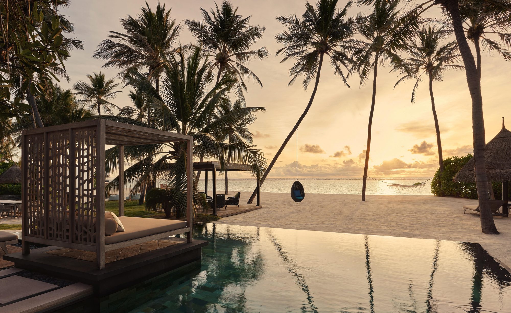 Бассейн и пляж One&Only Reethi Rah на закате