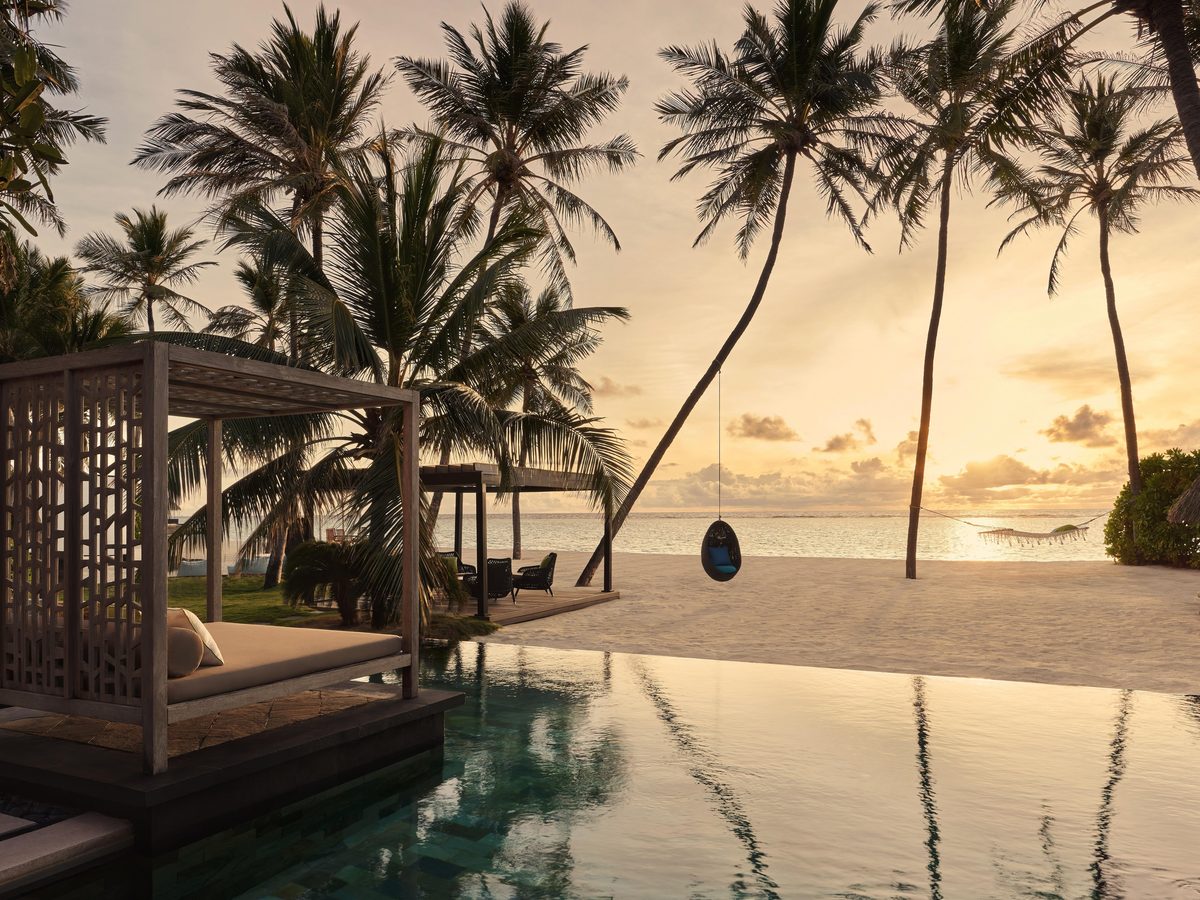 Бассейн и пляж One&Only Reethi Rah на закате