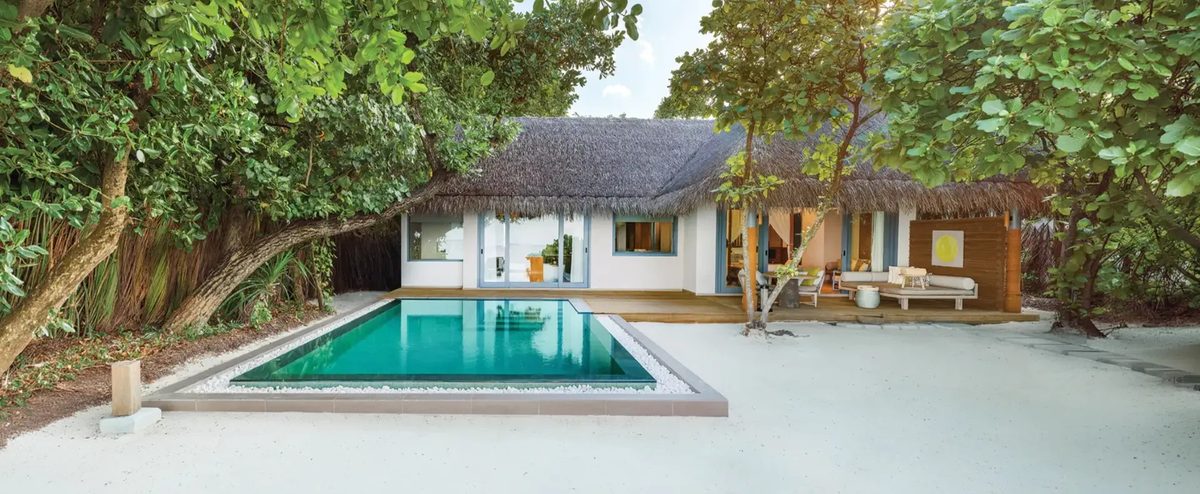Beach Pool Villa: терраса с бассейном